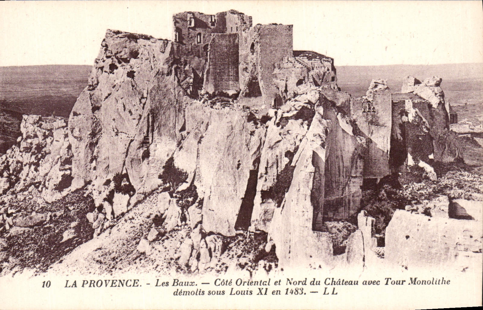 CPA La Provence les Baux Cote Oriental et Nord du Chateau avec Tour Monolithe demolis sous Louis Xi 