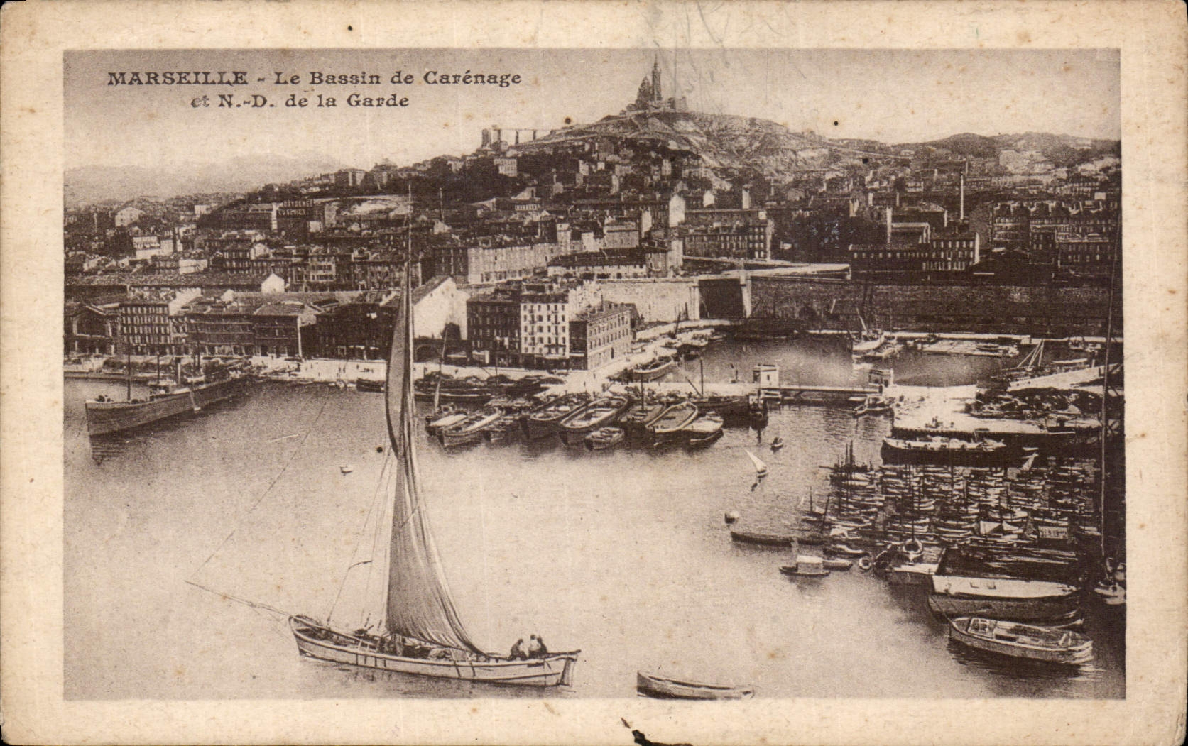 CPA Marseille la Bassin de Carenage et N D de la Garde Bateaux