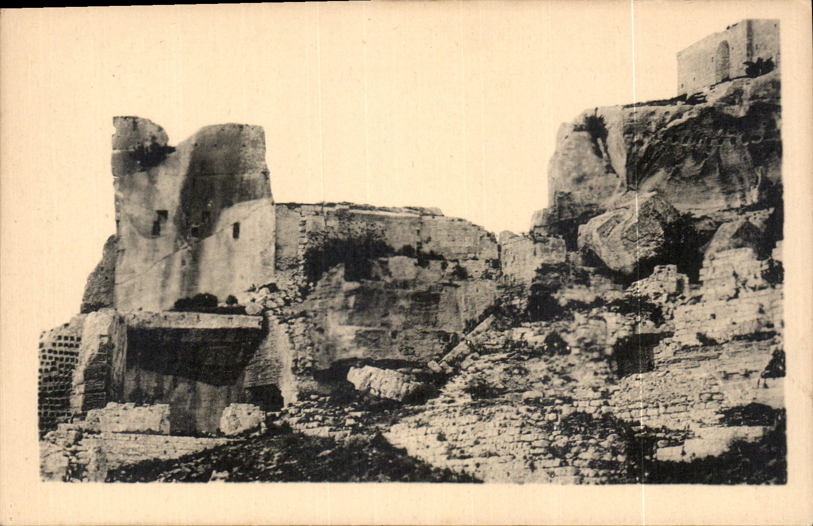 CPA Les Baux Columbarium cineraire et la tour Paravelle VII siecle 