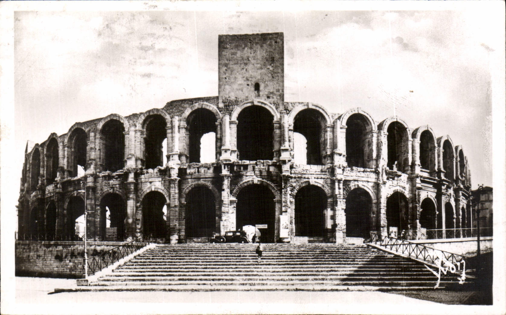 CPA Arles B du R les Arenes Automobile