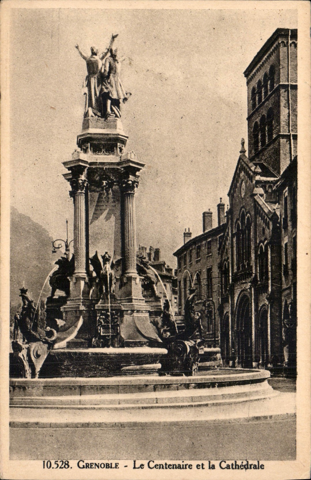 CPA Grenoble le Centenaire et la Cathedrale 