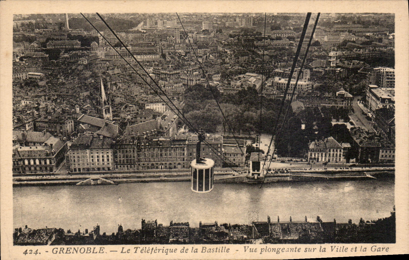 CPA Grenoble le Teleferique de la Bastille vue Plongeante sur la Ville et la Gare 