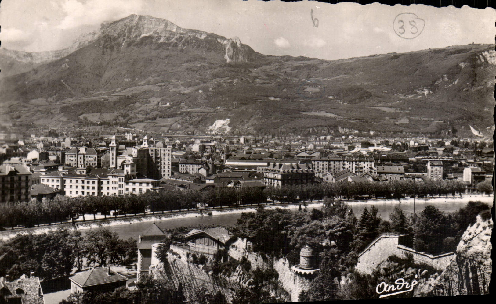 CPA Les Belles Alpes Francaises Grenoble vue prise du Jardin des Dauphins au fond le Moucherotte 