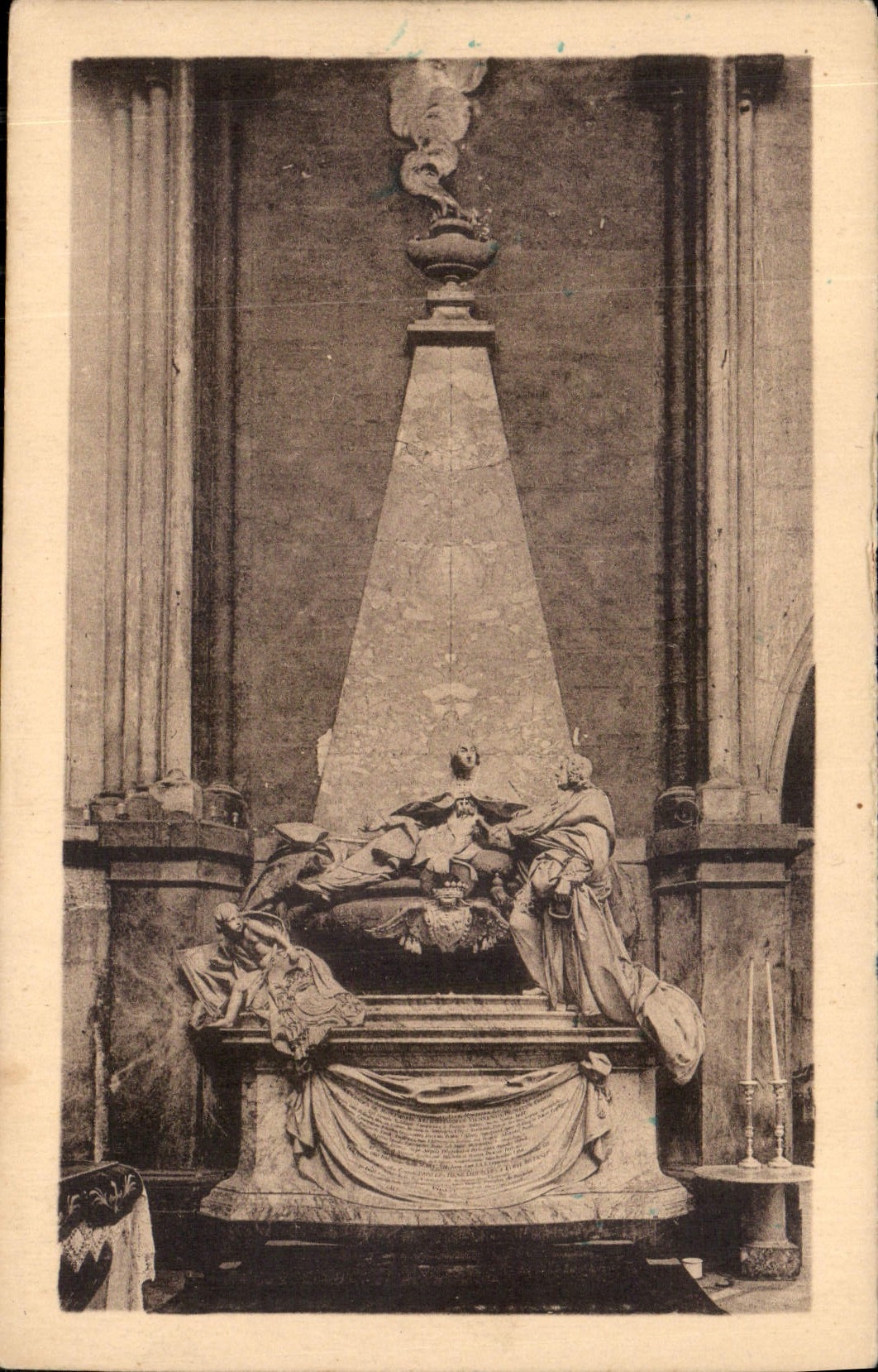 CPA Vienne Cathedrale St Maurice Mausolee des Archeveques de Vienne