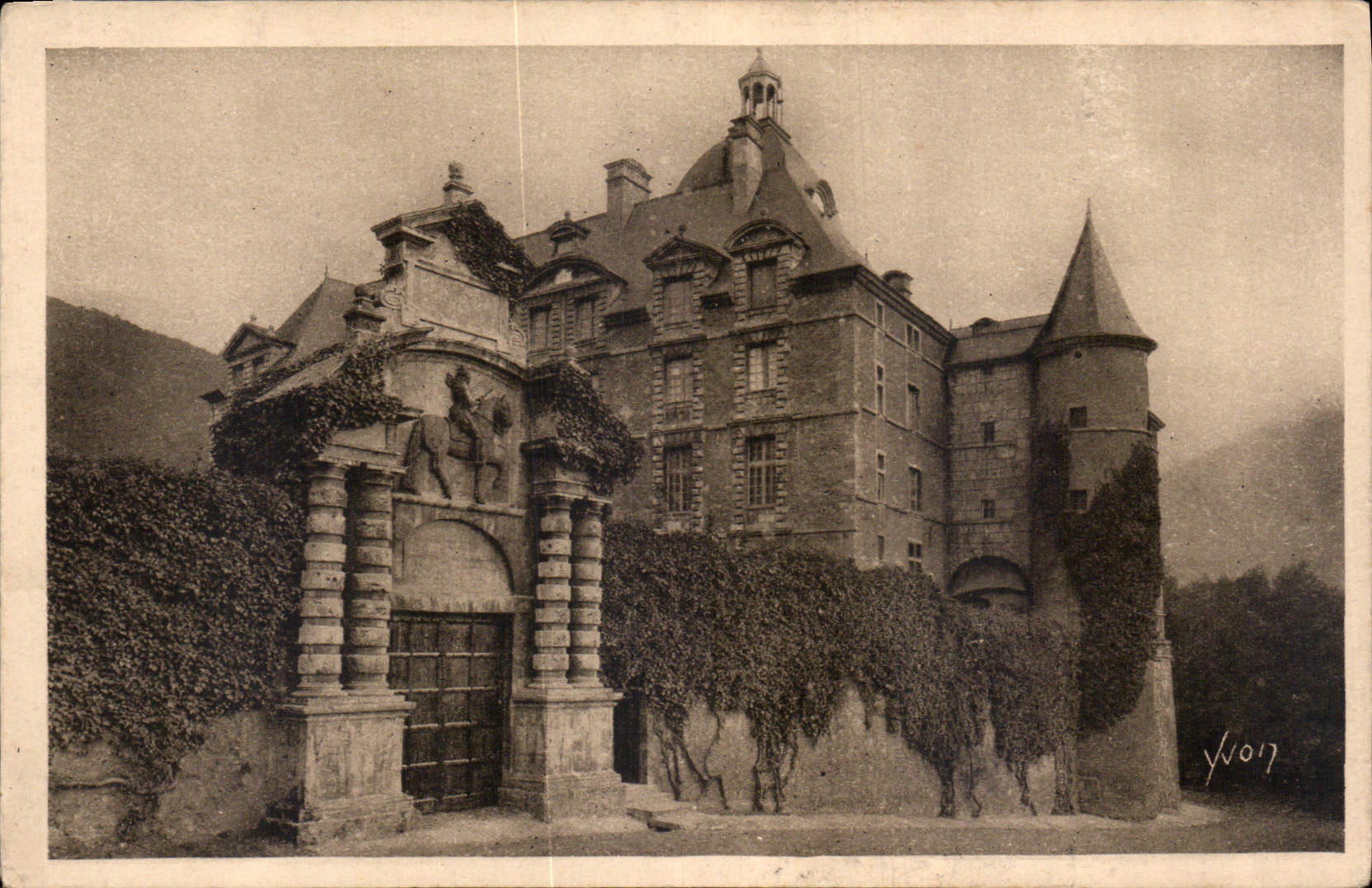 CPA La Douce France Chateau de Vizille Isere l'Entree Haut relief du Connetable de Lesdiguiere