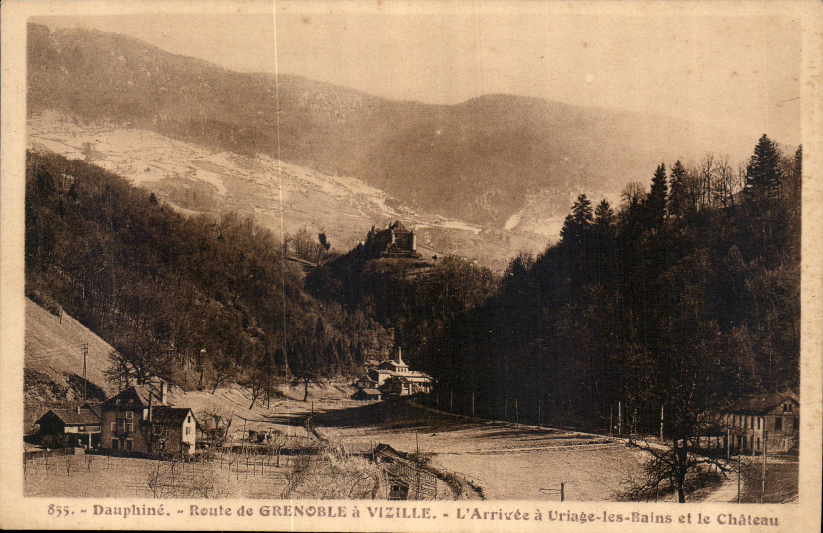 CPA Dauphine Route de Grenoble a Vizille l'Arrivee a Uriage les Bains et le chateau 