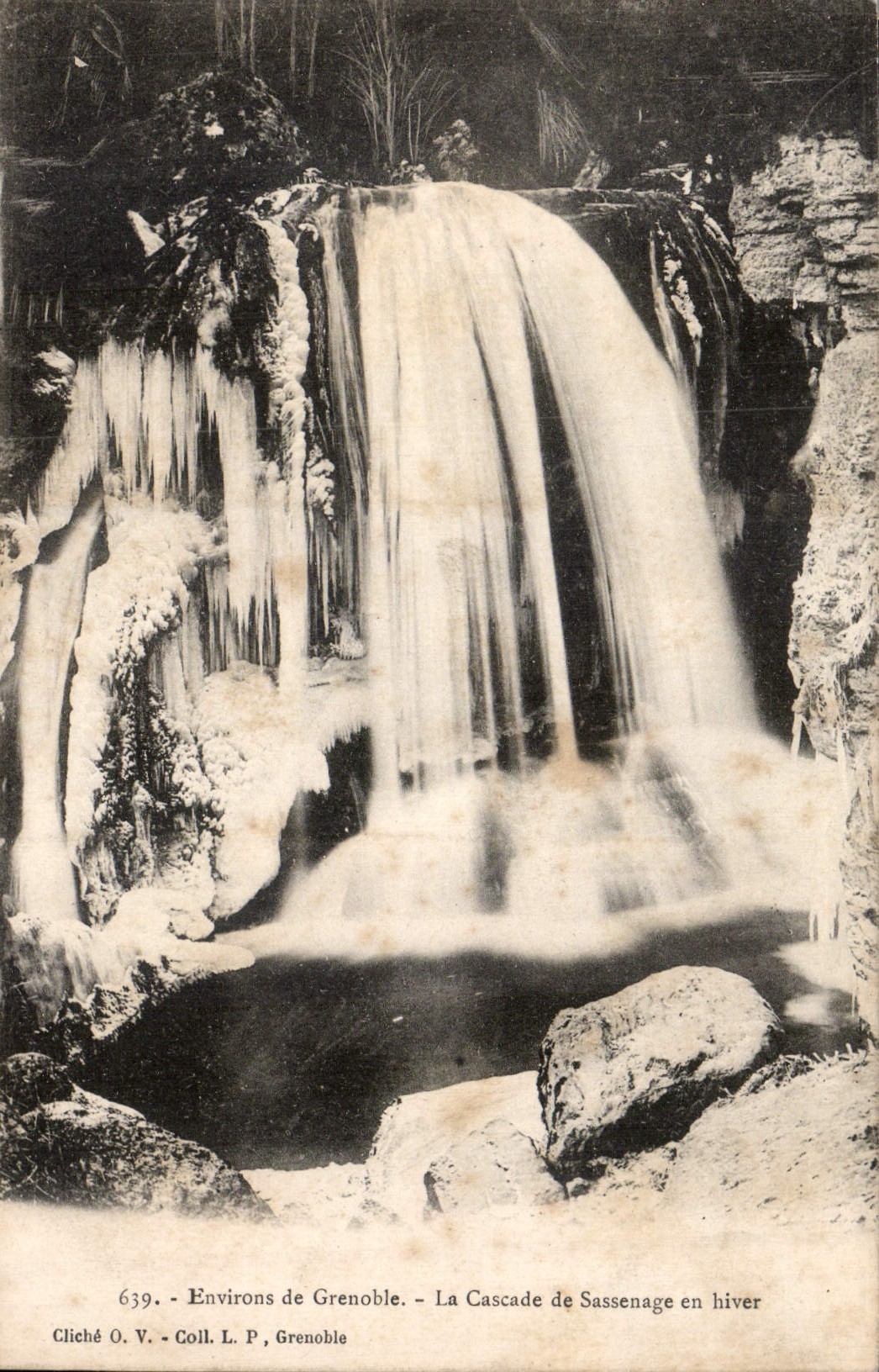 CPA Environs de Grenoble la cascade de Sassenage en hiver 