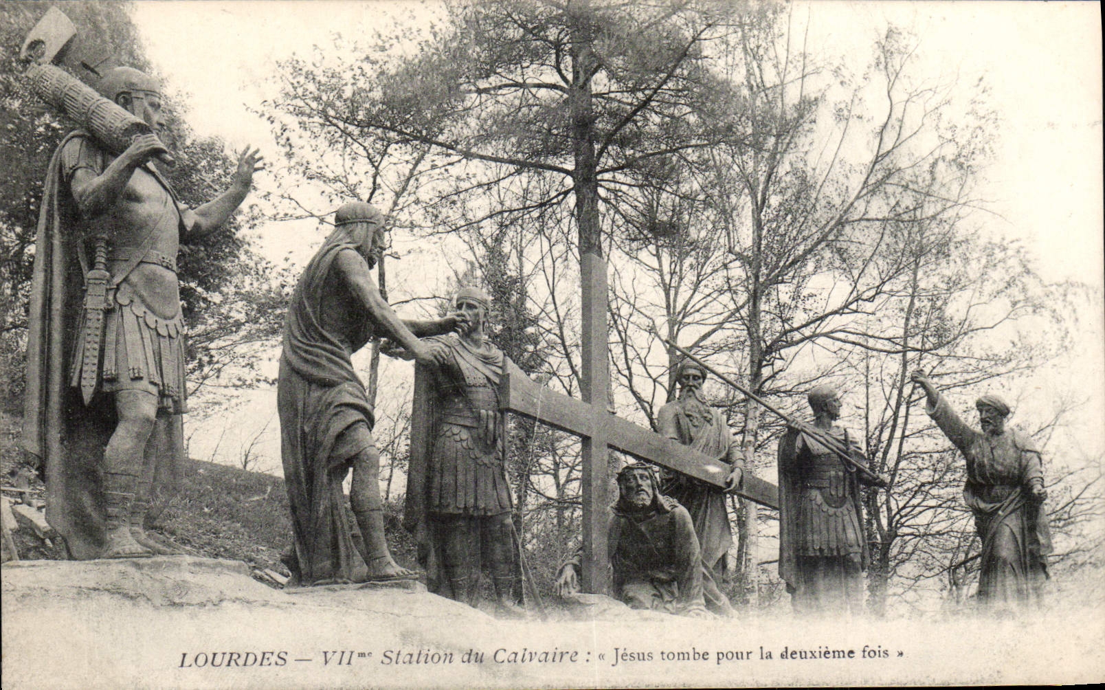 CPA Lourdes VII Station du Calvaire Jesus tombe pour la Jeuxieme fois 