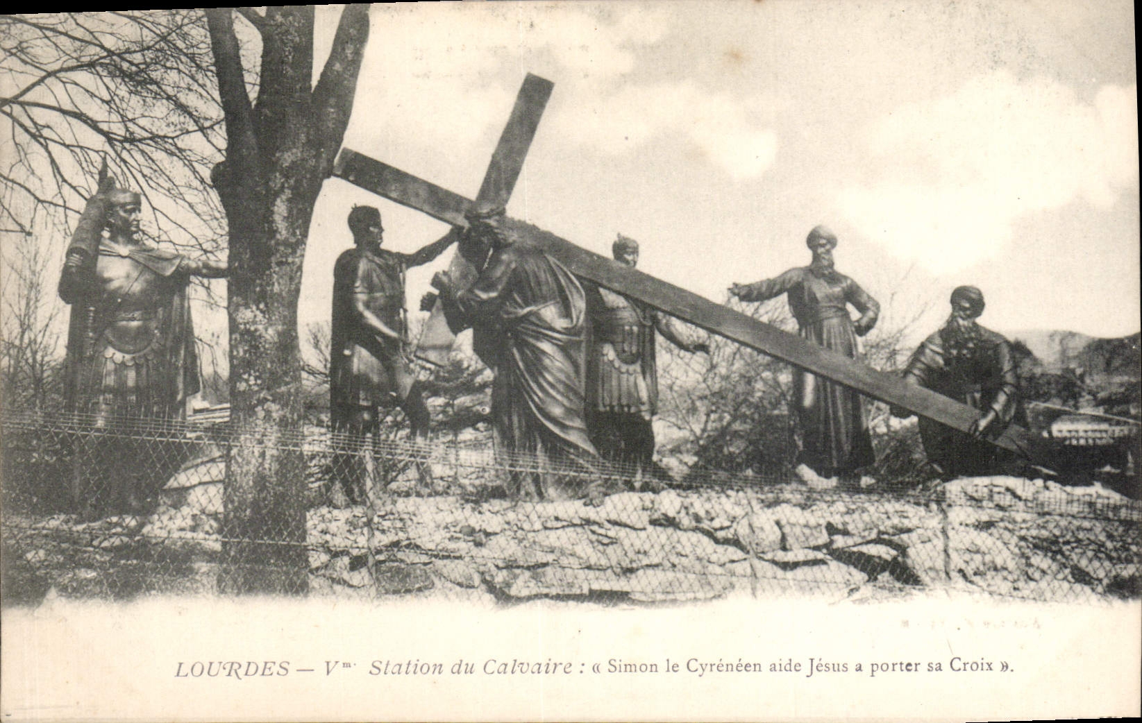 CPA Lourdes V Station du Calvaire Simon le Cyreneen aide Jesus porter sa Croix 