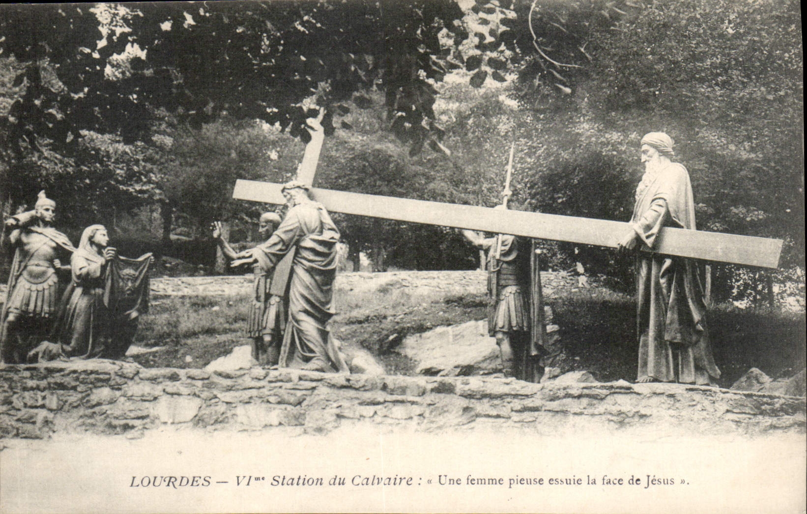 CPA Lourdes VI Station du Calvaire Une femme pieuse essuie la face de Jesus 
