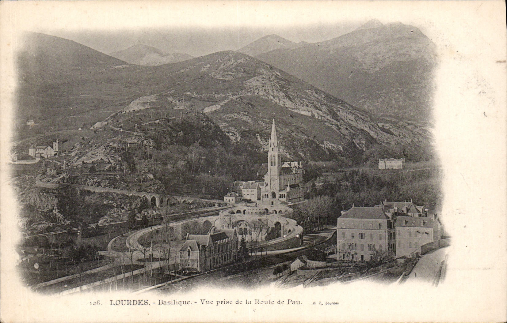 CPA Lourdes Basilique vue prise de la Route de Pau 