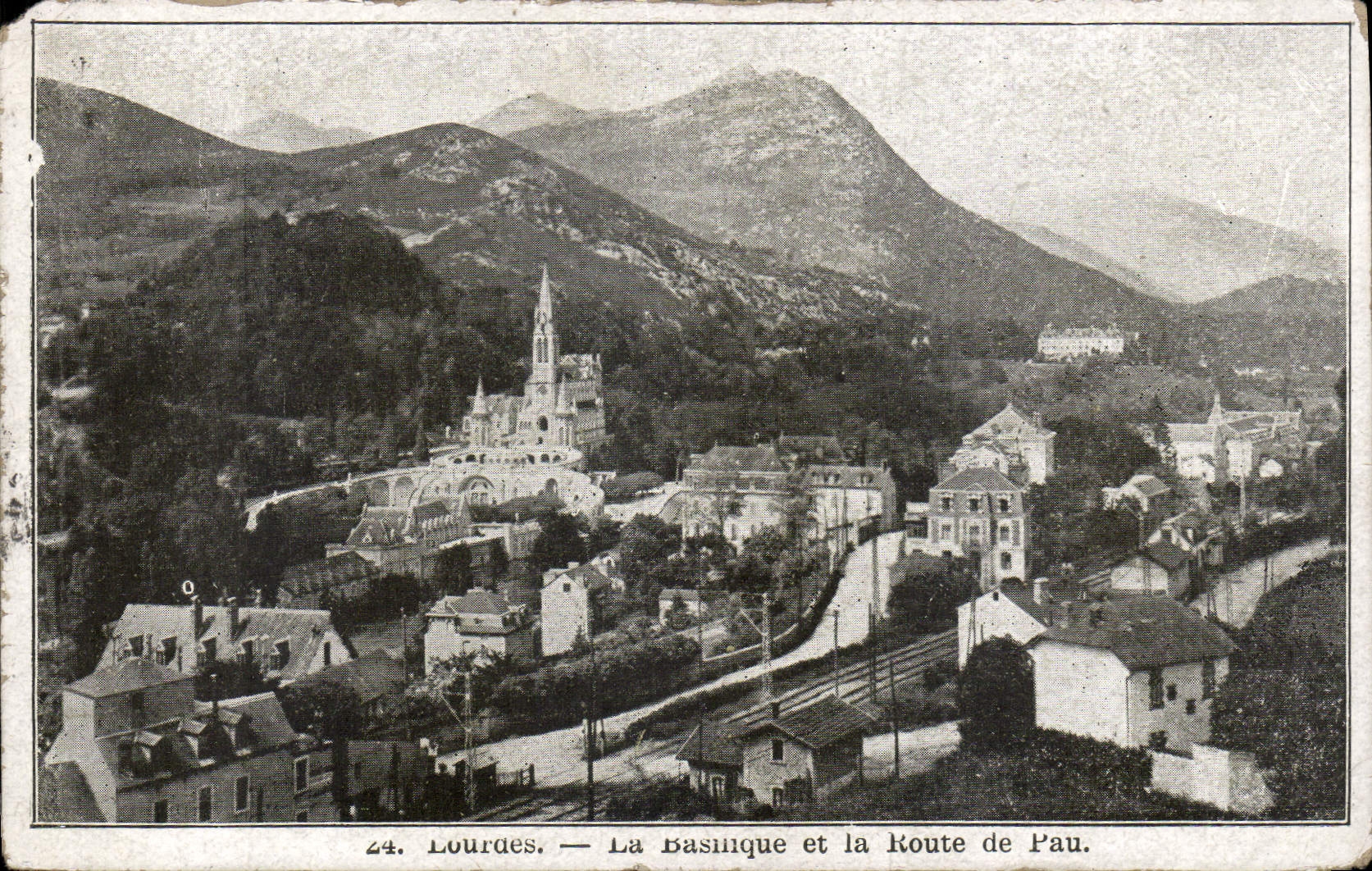 CPA Lourdes la Basilique et la Route de Pau 