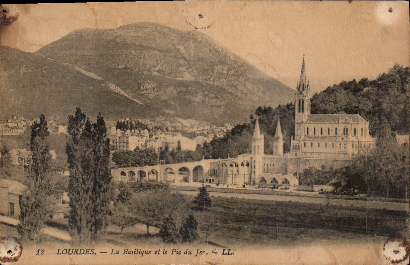 CPA Lourdes la Basilique et le Pic du Jer 