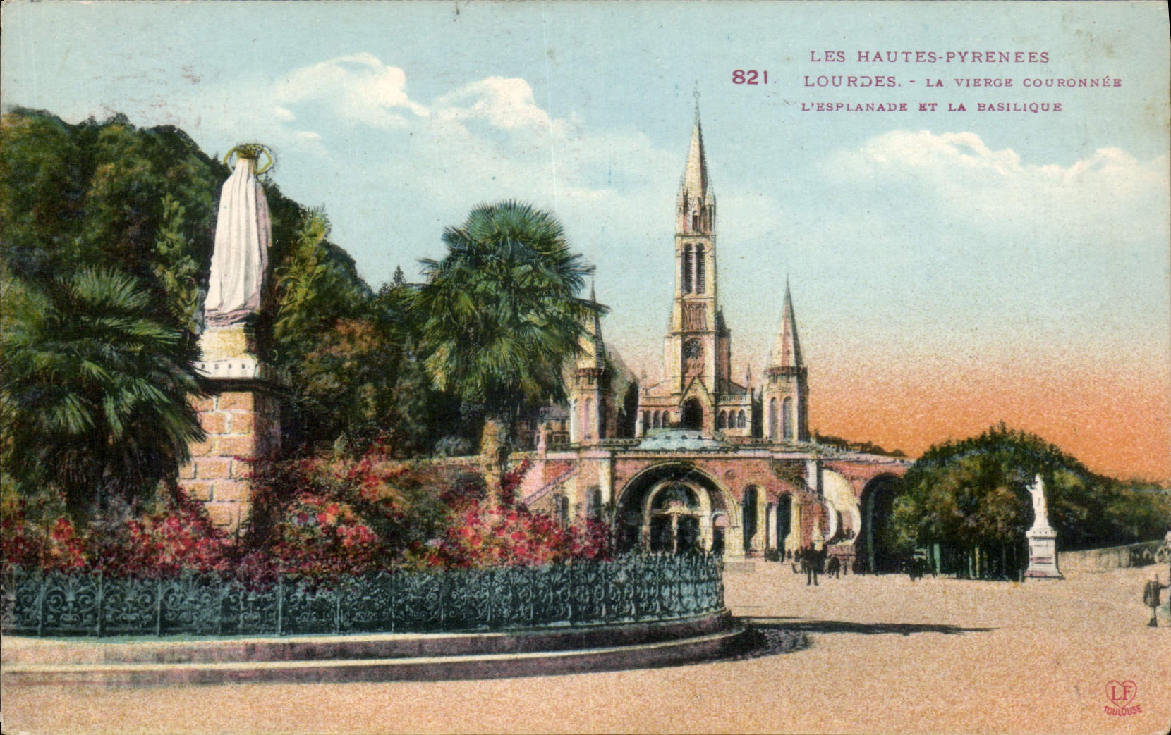 CPA Les Hautes Pyrenees Lourdes la Vierge couronnee l'Esplanade et la Basilique 
