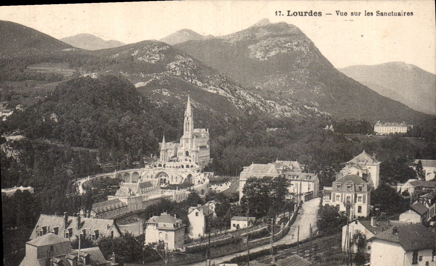 CPA Lourdes vue sur les Sanctuaires 