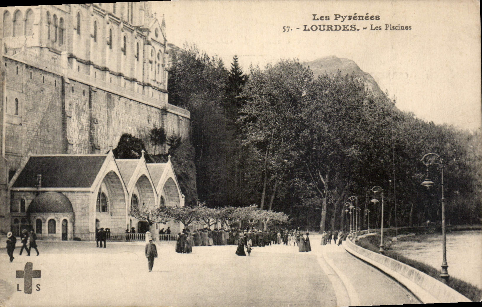 CPA Les Pyrenees Lourdes les Piscines 