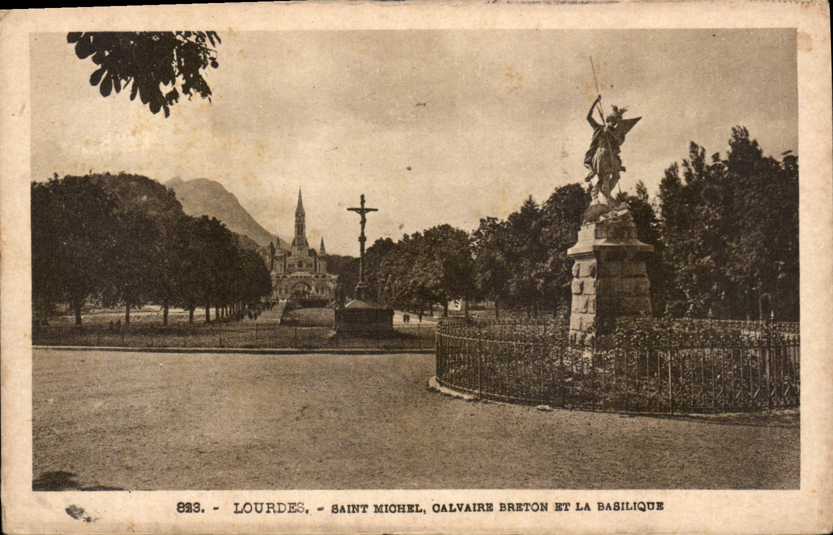 CPA Lourdes Saint Michel Calviare Breton et la Basilique 