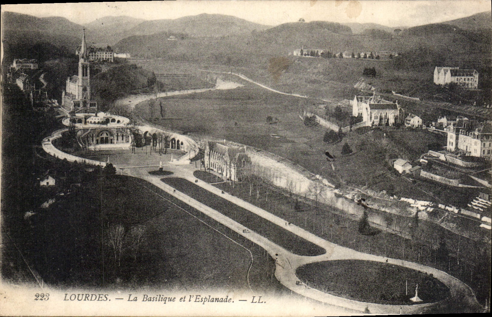 CPA Lourdes la Basilique et l'Esplanade 