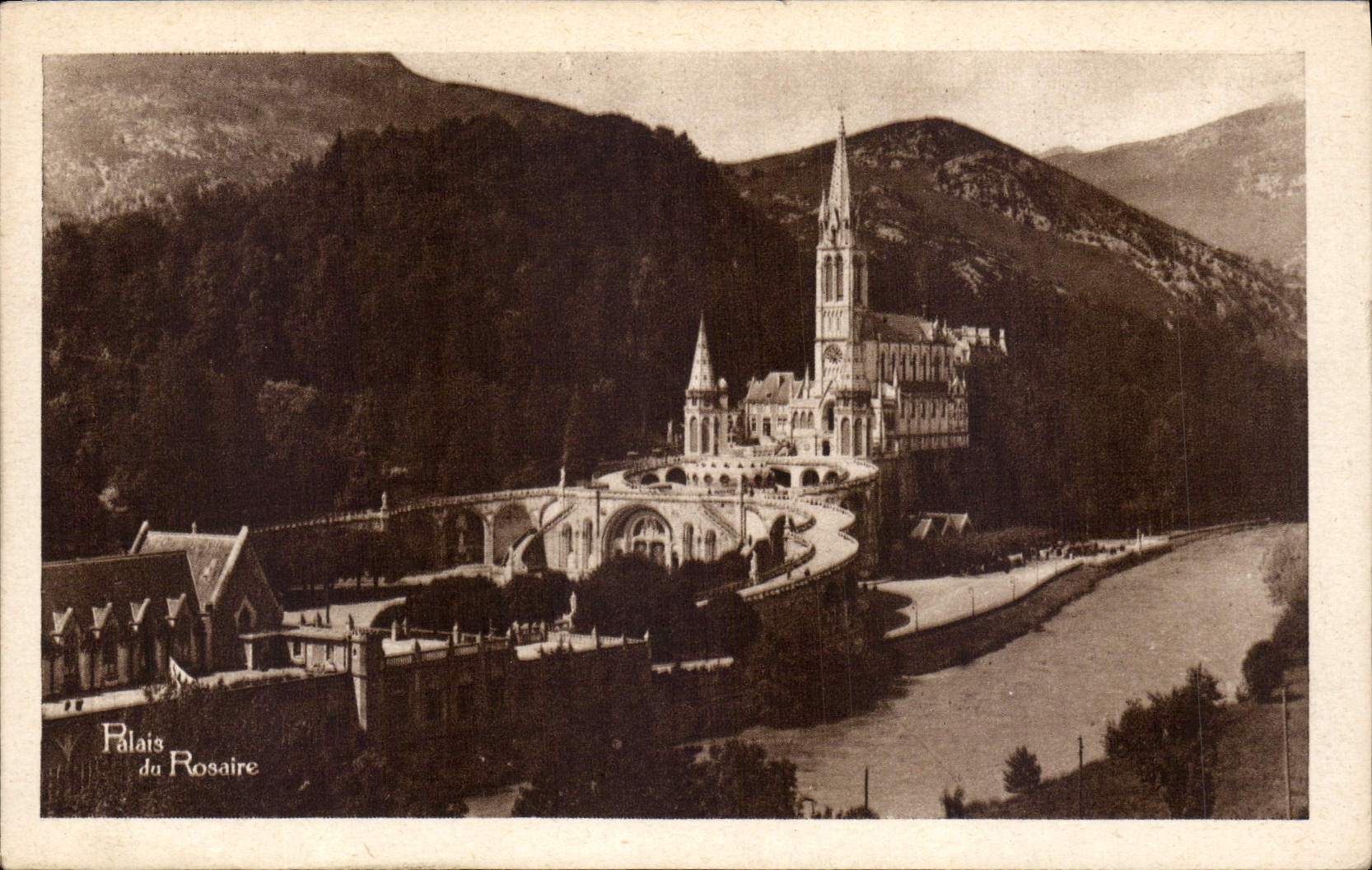 CPA Lourdes Palais du Rosaire la Basilique et l'Asile 