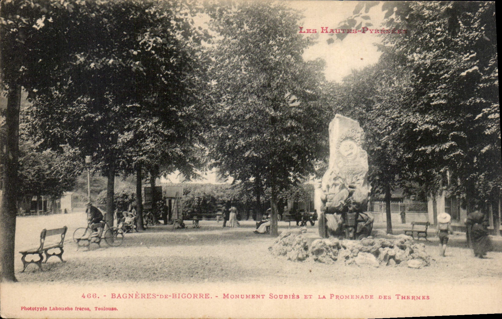 CPA Bagneres du Bigorre Monument Souries et la Promenade des Thermes