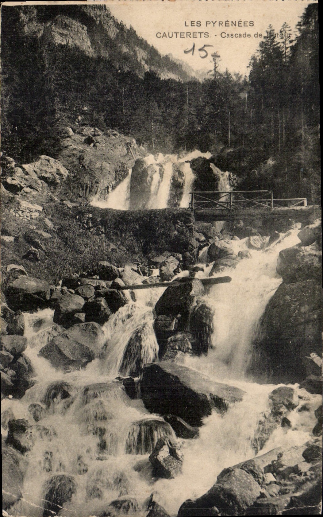 CPA Les Pyrenees Cauterets Cascade de 