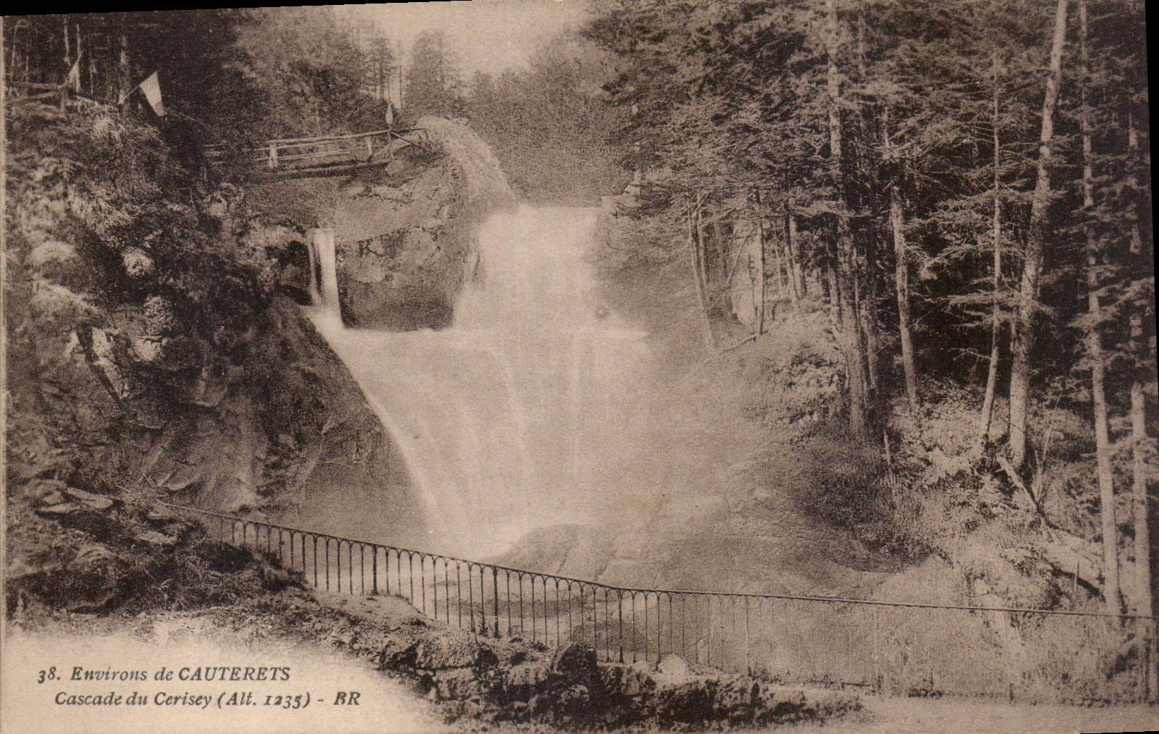 CPA Environs de Cauterets Cascade du Cerisey
