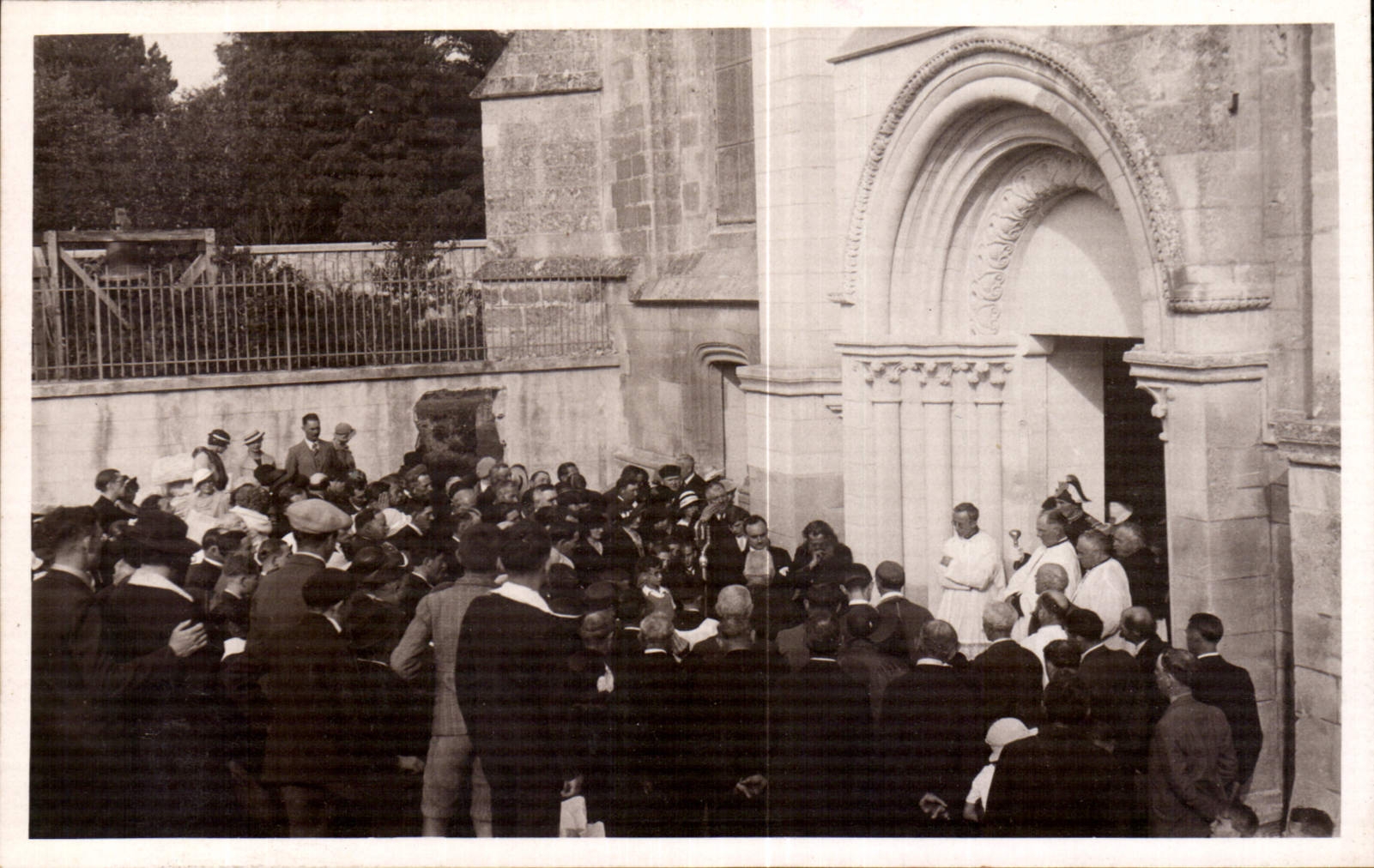 CARTE PHOTO Personnages Eglise