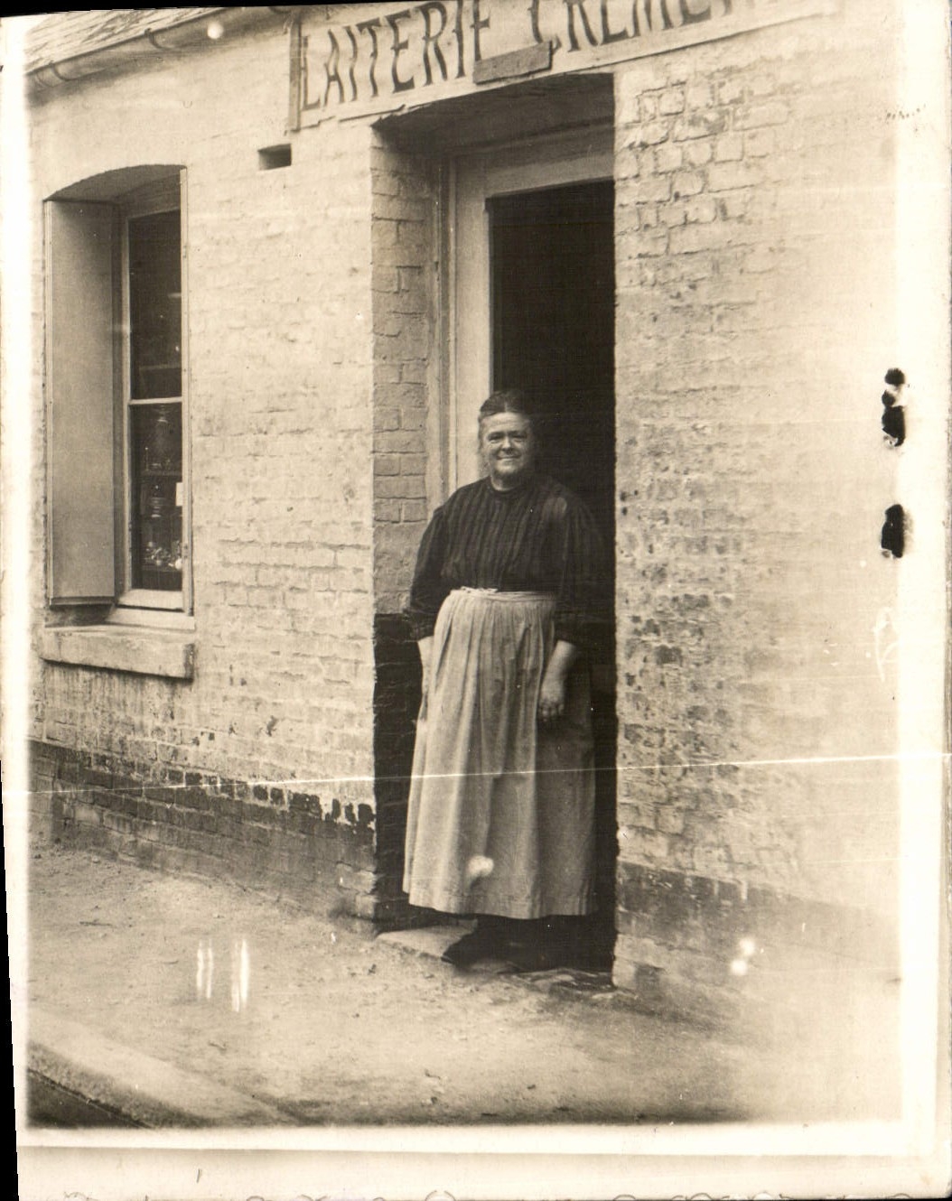 CARTE PHOTO Femme Laiterie