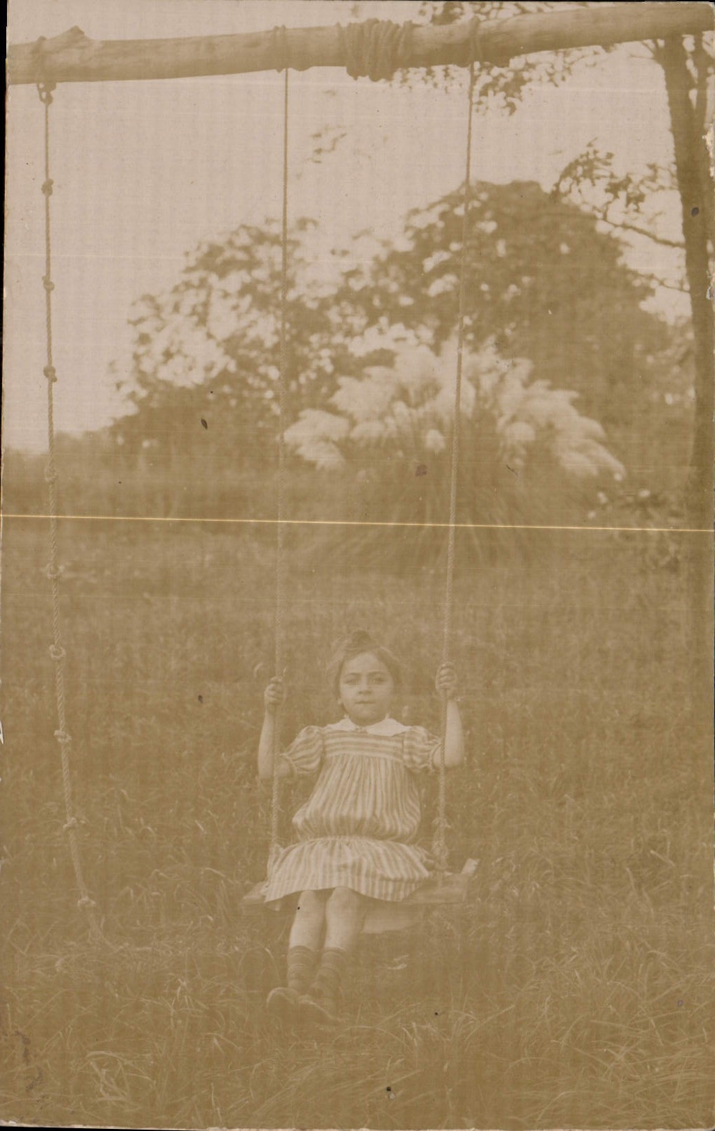 CARTE PHOTO Enfant Balancoire