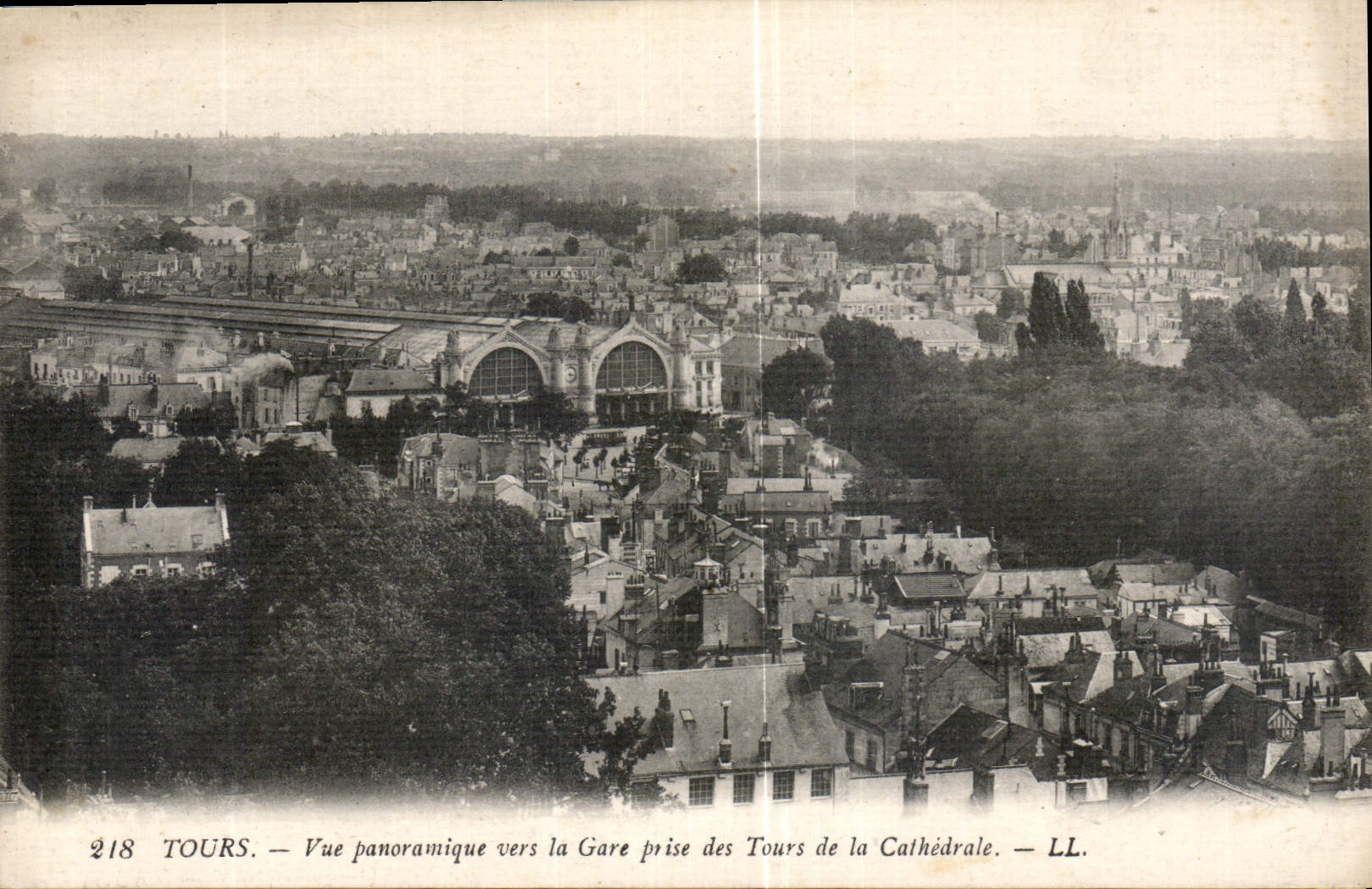 CPA Tours vue panoramique vers la Gare prise des Tours de la Cathedrale 