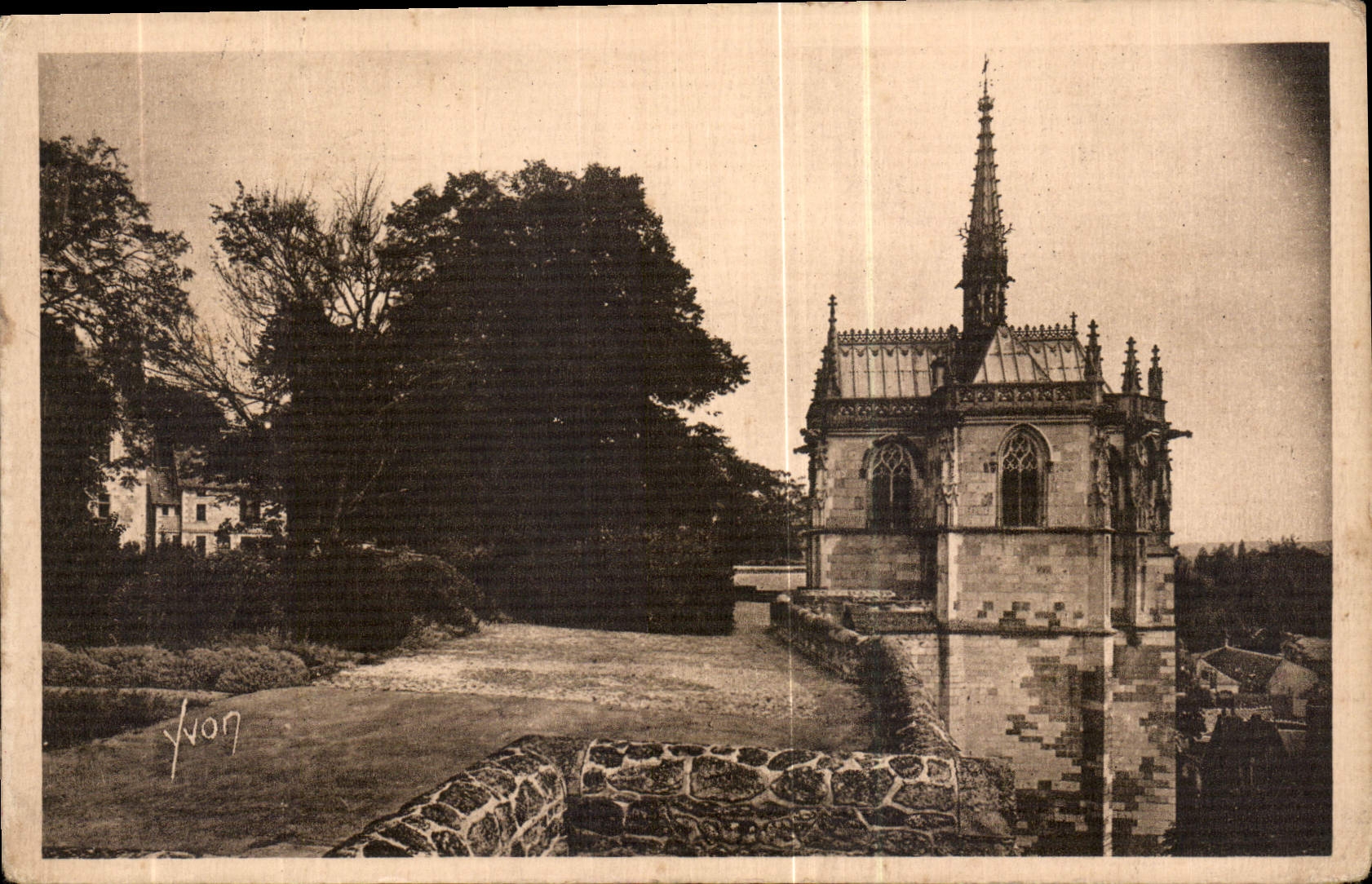 CPA Chateaux de la Loire Chateau d'Amboise la Chapelle Saint Hubert et le Parc 