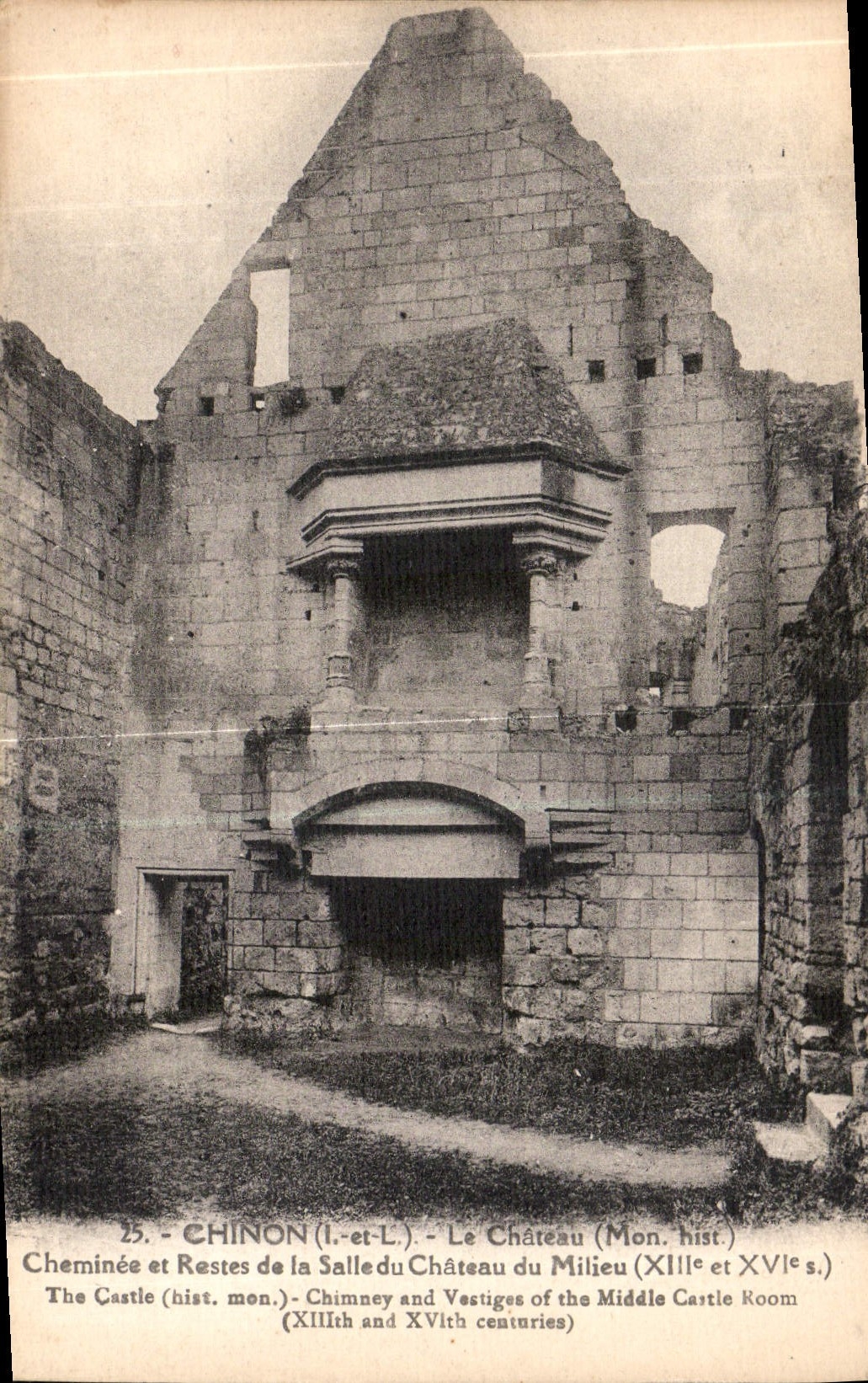 CPA Chinon I et L le Chateau Mon hist Cheminee et Restes de la Salle du Chateau du Milieu XIII et XV