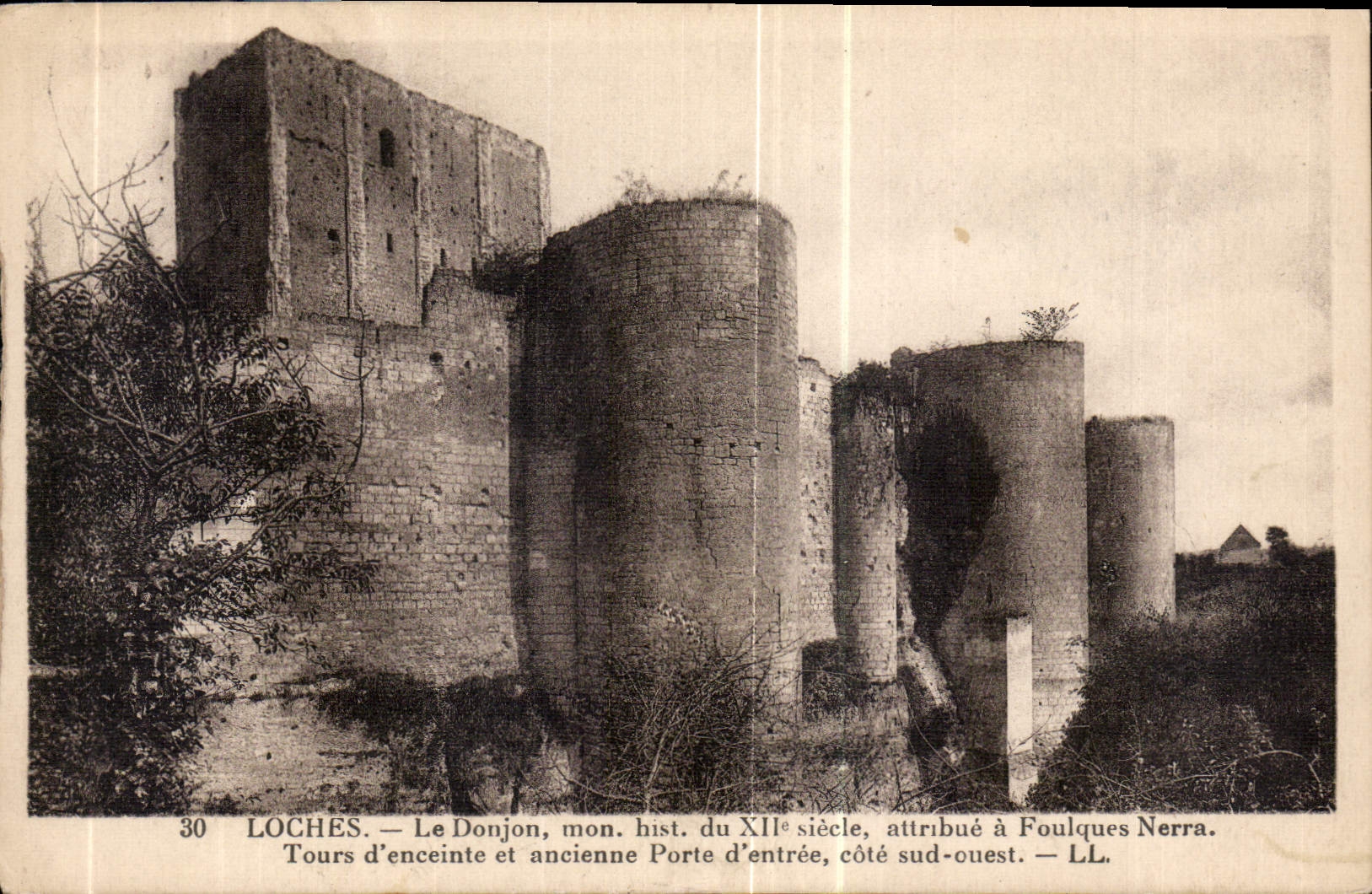CPA Loches le Donjon Mon hist du XII siecle attribue a Foulques Nerra Tours d'enceinte et ancienne P