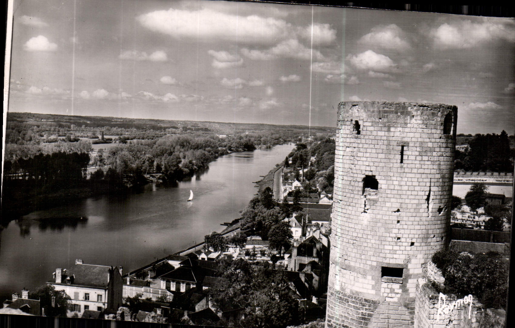 CPA Images de France les Chateaux de la Loire Chinon la Tour du Coudray et la Vallee de la Vienne
