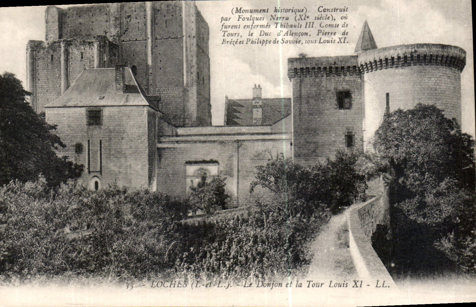 CPA Loches I et L Le Donjon et la Tour Louis XI