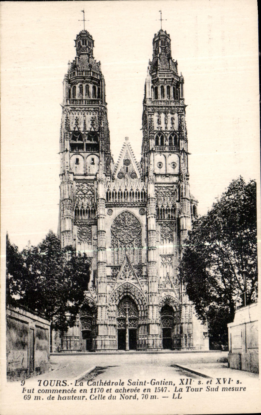 CPA Tours la Cathedrale Saint Gatien XII S et XVI S fut commencee en 1170 et achevee en 1547 