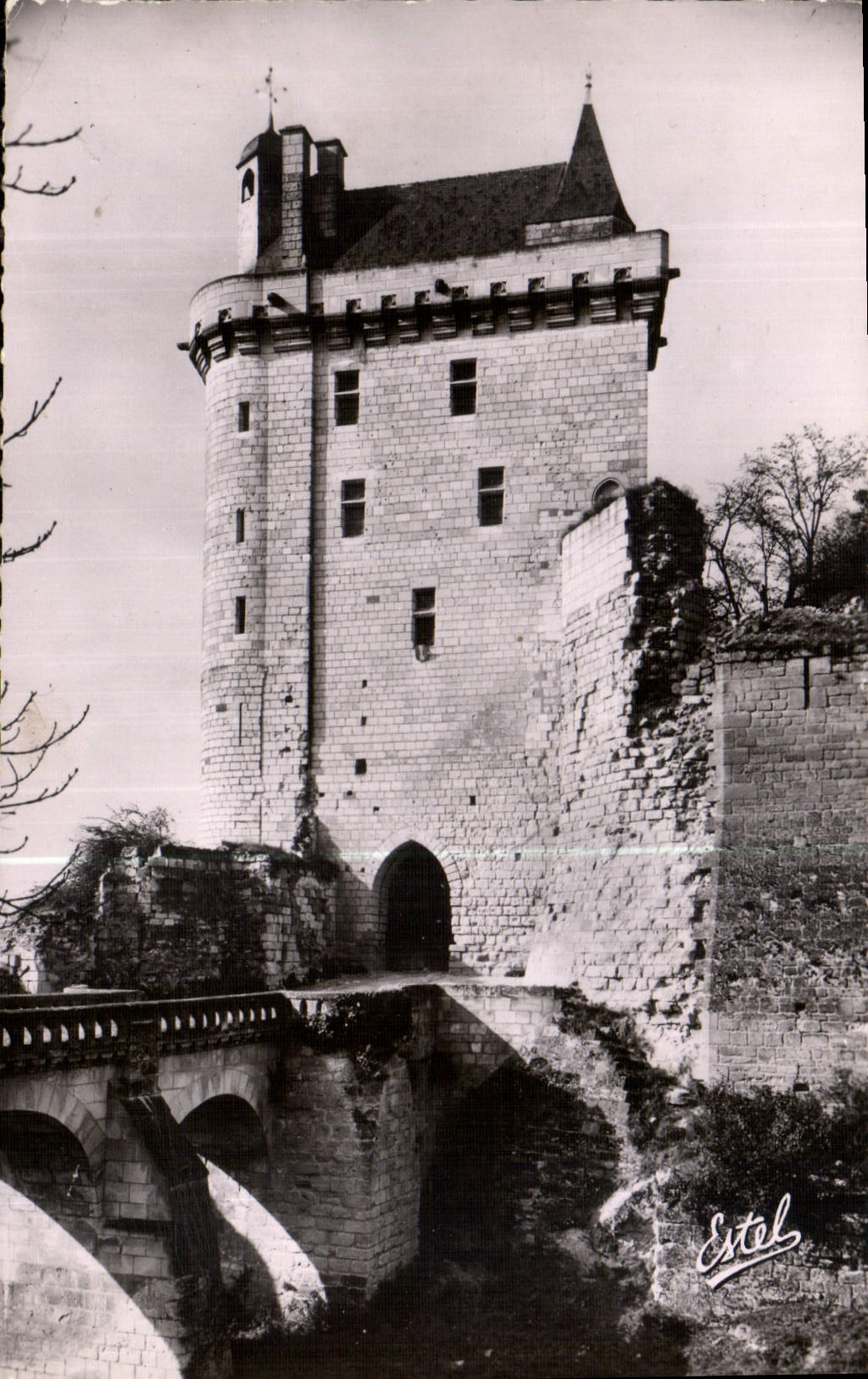 CPA Le Chateau de Chinon la Tour de l'Horloge et le Pont sur les Fosses
