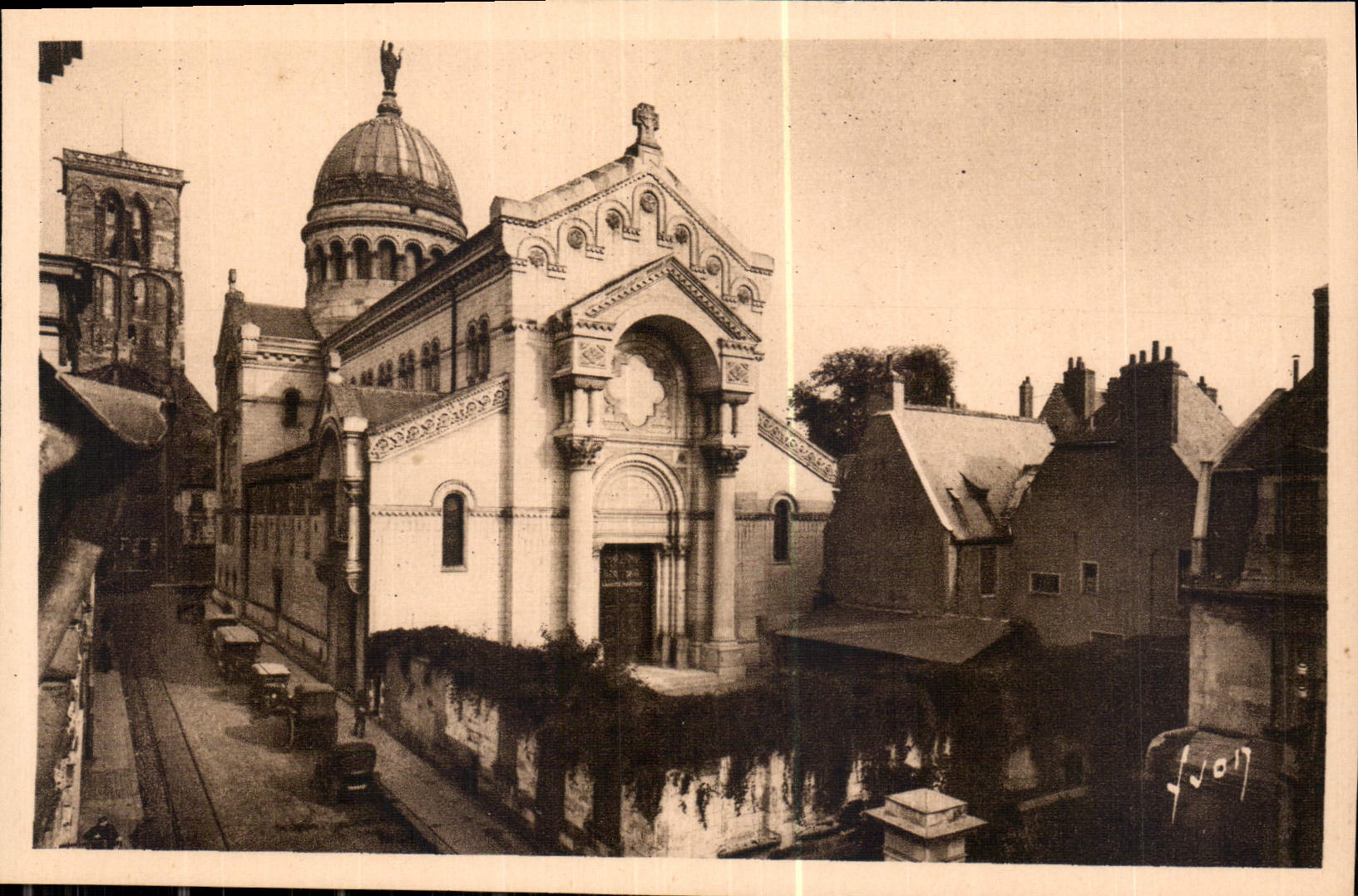 CPA Tours Indre et Loire la Basilique St Martin et la Tour Charlemagne dans le fond 