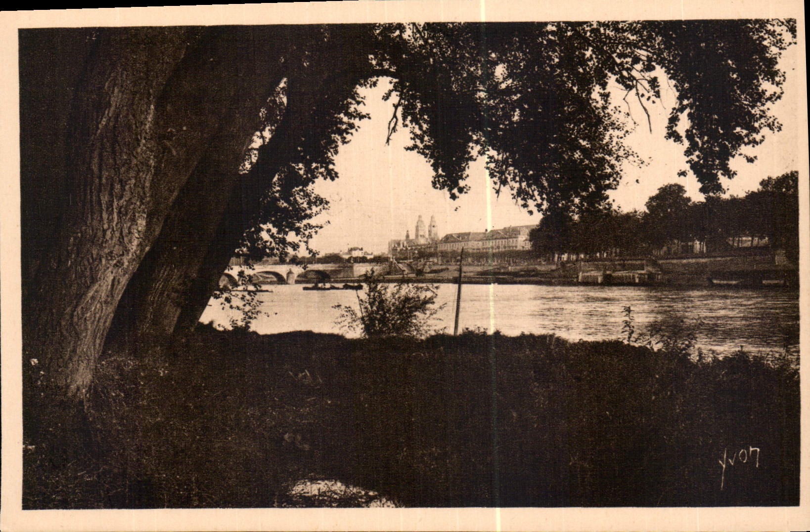 CPA Tours Indre et loire Bords de la Loire la Cathedrale et Pont de Pierre 