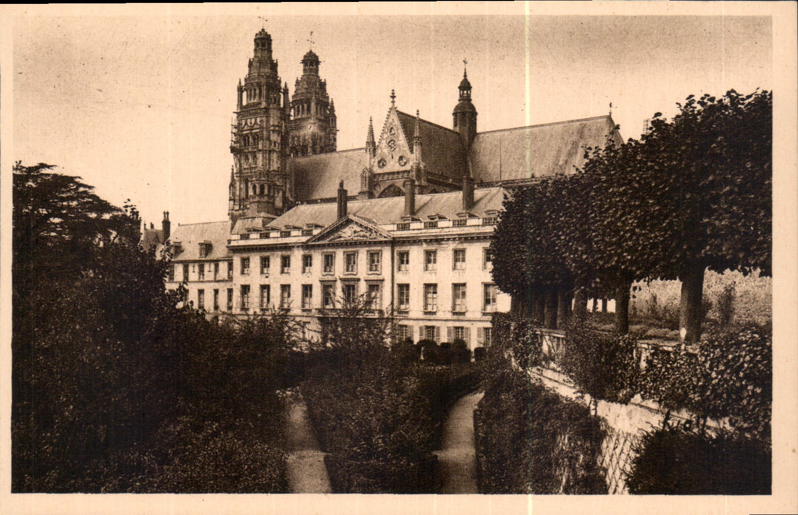 CPA Tours Indre et Loire le Musee et la Cathedrale St Gatien 