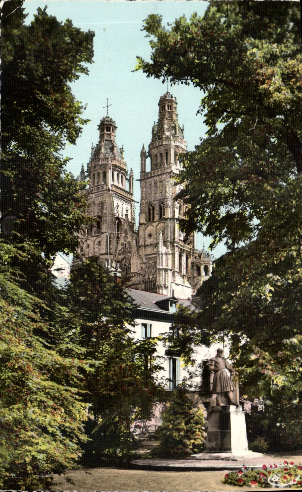 CPA Tours I et L Square Emile Zola et les Tours de la Cathedrale 