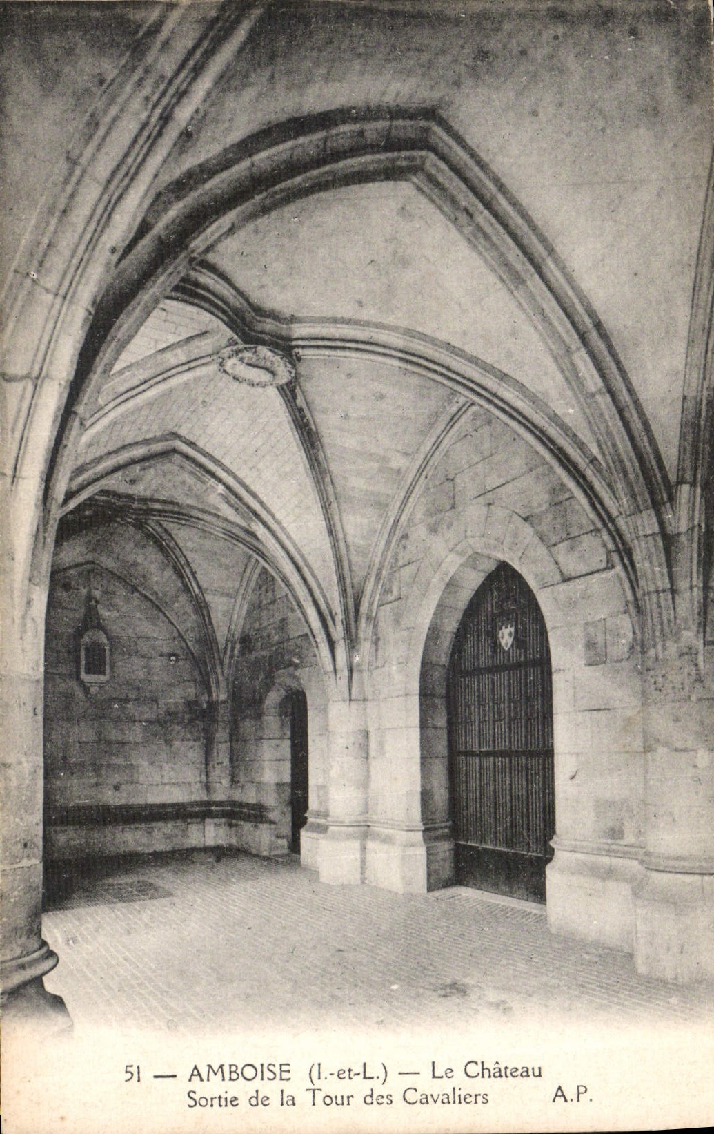 CPA Amboise I et L le Chateau Sortie de la Tour des Cavaliers