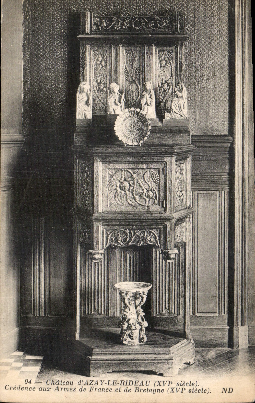 CPA Chateau d'Azay le Rideau XVI siecle credenee aux Armes de France et de Bretagne XVI siecle