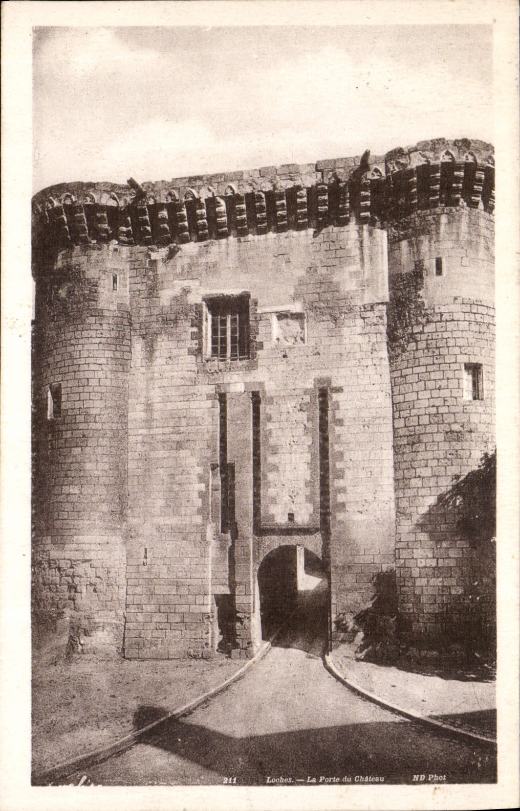 CPA Louches Entree du Chateau 