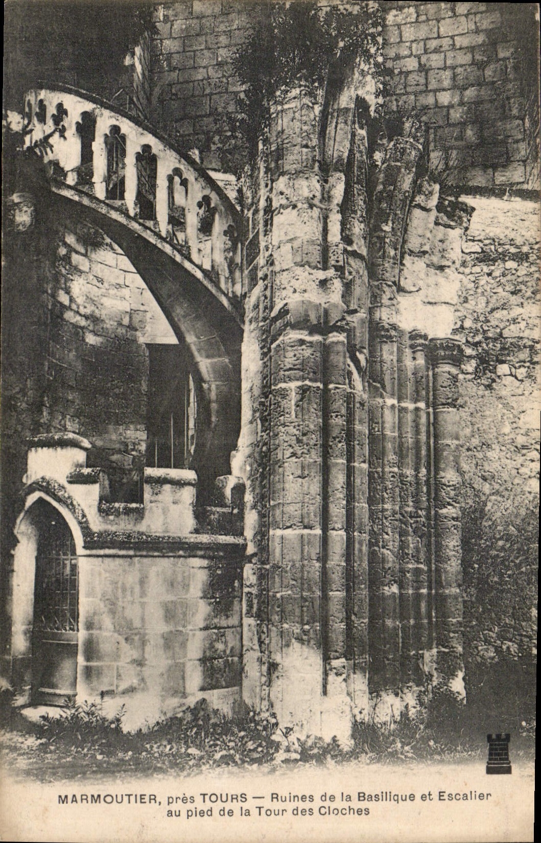 CPA Marmoutier pres Tours ruines de la Basilique et Escalier au pied de la Tour des Cloches