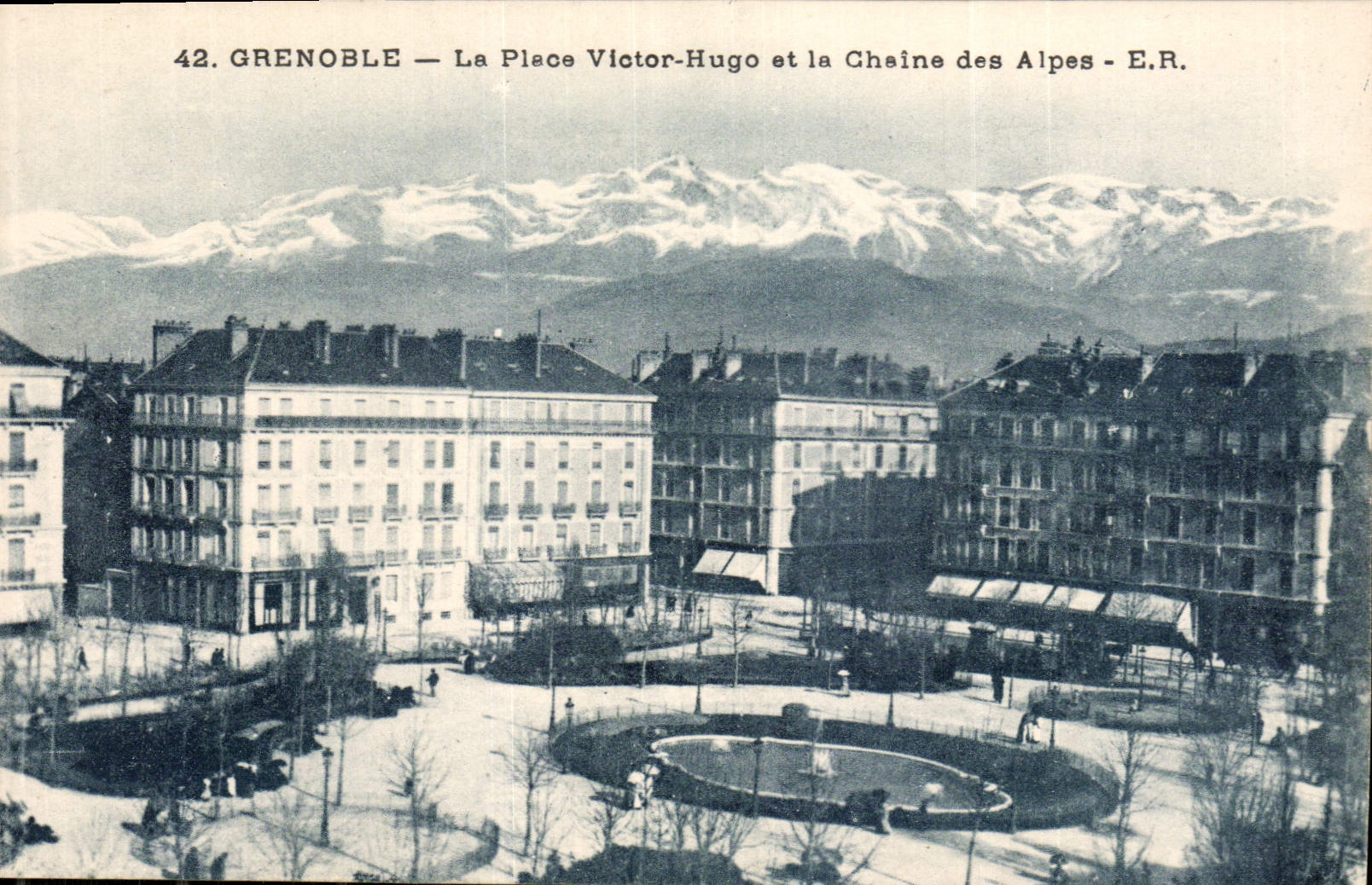 CPA Grenoble La Place Victor Hugo et la Chaine des Alpes 