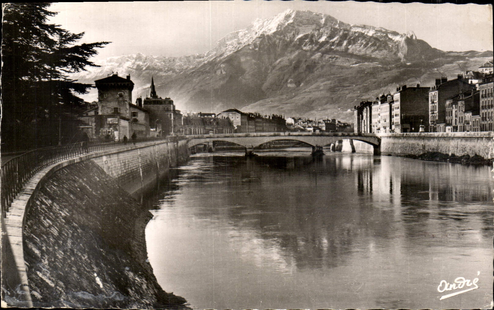 CPA Les belles Alpes Francaises Grenoble les quais de l'Isere et le Moucherotte 