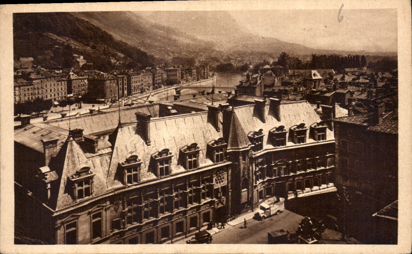 CPA Grenoble la Place Saint Andre Statue de Bayard le Palais de Justice XV siecle 