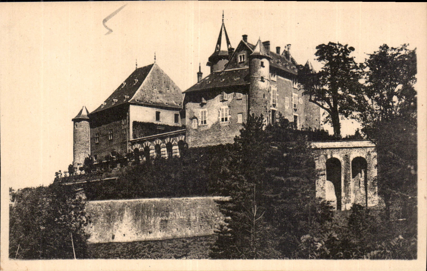 CPA Le Dauphine pittoresque Uriage les Bains Le Chateau