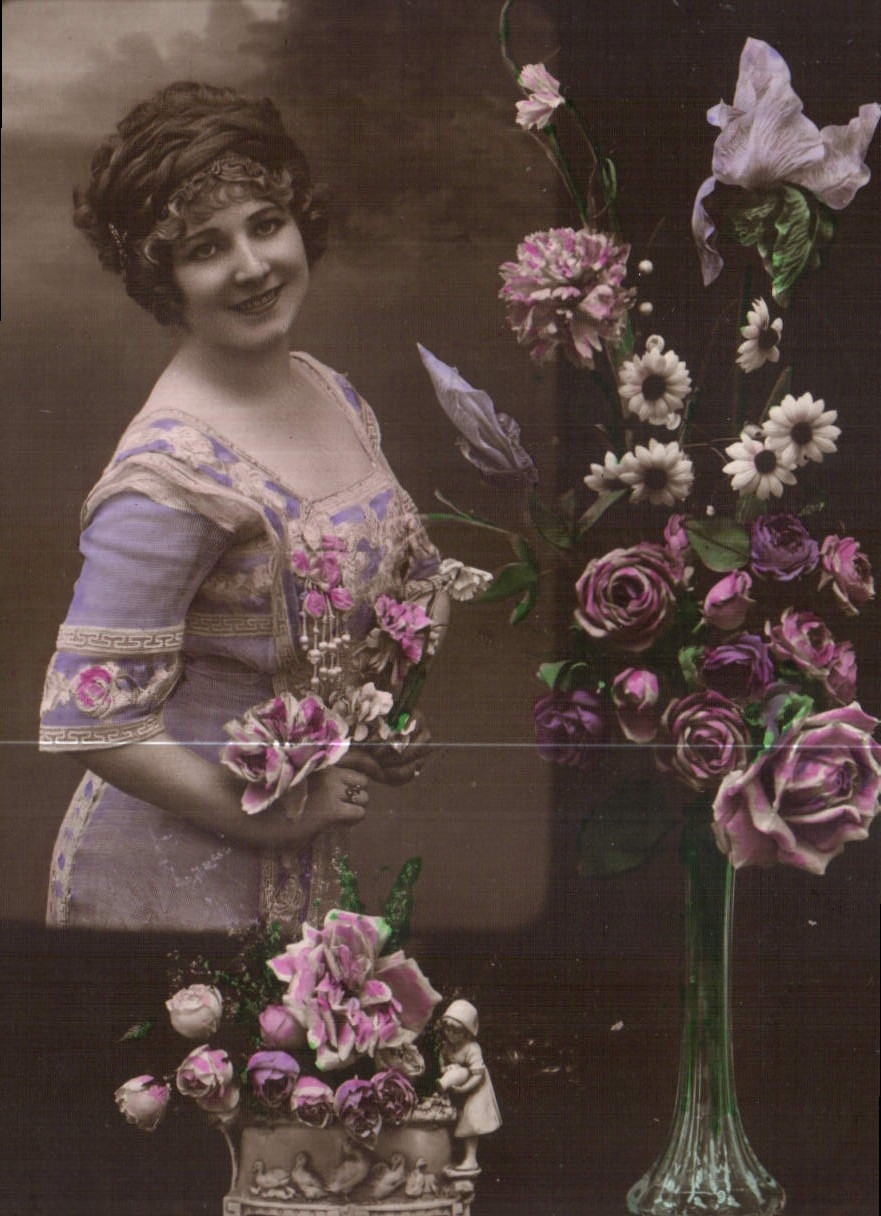 CPA Femme Fleurs